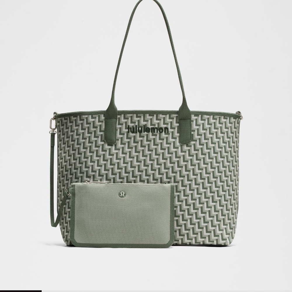 Lululemon classic knit tote bag 18L